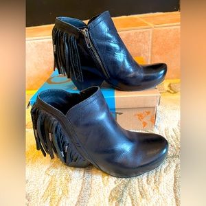 OTBT “Folkloric” Black leather fringe booties size 7.5